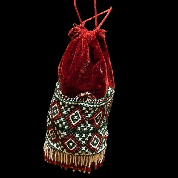 Royal Elegance: Handmade pearl art and velvet potli bag - Picture 3 of 3